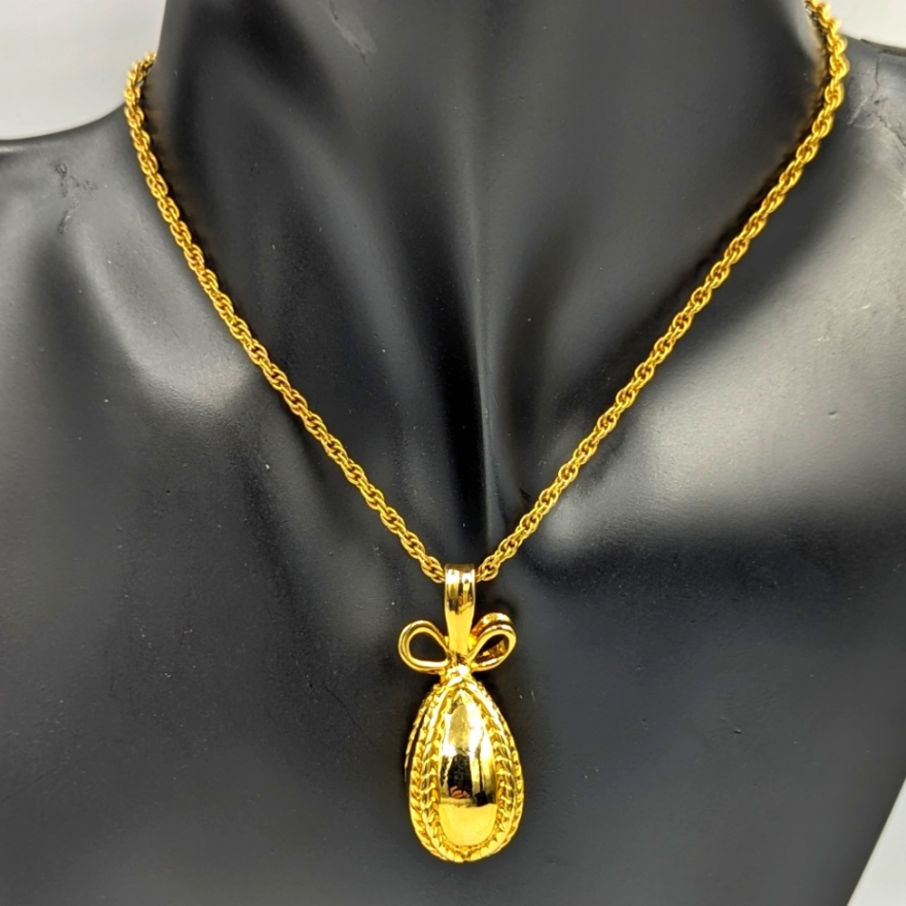 Joan Rivers Egg Shaped Pendant Gold Tone Rope Chain Vintage Signed 30 Inch Long